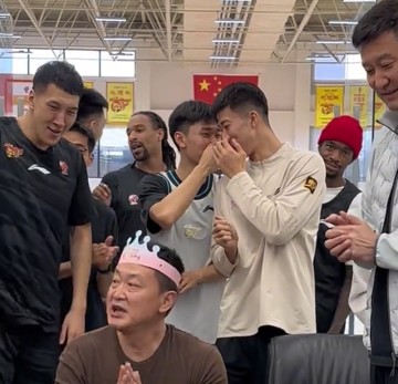 欧冠决赛下注-广东为领队庆生！杜锋讲话并获高待遇，全员用力按蛋糕，奎因太坏